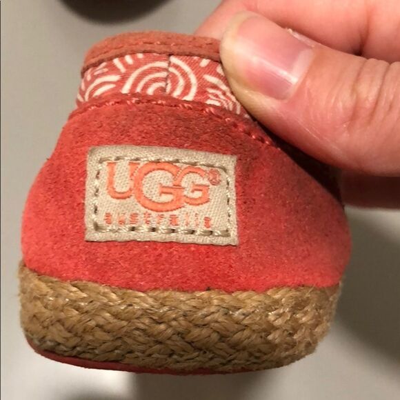 Ugg slip on shoes- size 1 big kids - Picture 7 of 8